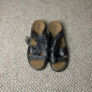 The cutest 2000s vintage y2k black leather chunky fisherman buckle sandals
